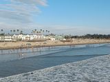 Der Strand von Pismo Beach mit den Hotelanlagen vom Pier aus gesehen.