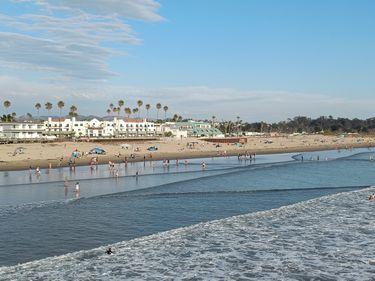 Der Strand von Pismo Beach mit den Hotelanlagen vom Pier aus gesehen.