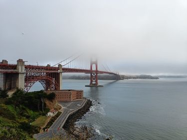 Die Brücke von der Südseite in Richtung Norden gesehen. Der Nebel klarte nie richtig auf und wurde danach sogar noch dicker.