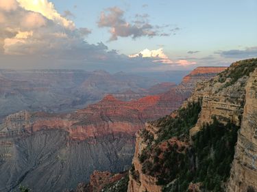 Der Grand Canyon kurz nach Sonnenuntergang. Erst wurden die Felsen rostrot angeleuchtet, nach ein paar Minuten war das Schauspiel allerdings vorbei und der Canyon nahm eine bläulich-gräuliche Farbe an.