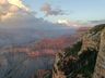 Der Grand Canyon kurz nach Sonnenuntergang. Erst wurden die Felsen rostrot angeleuchtet, nach ein paar Minuten war das Schauspiel allerdings vorbei und der Canyon nahm eine bläulich-gräuliche Farbe an.