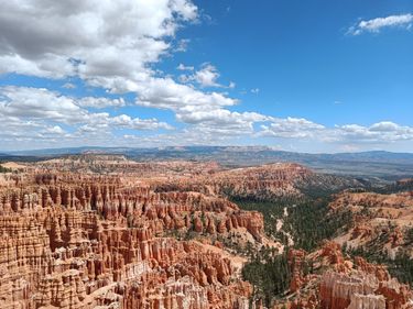 Durch Wind und Eis bilden sich unregelmäßige Felsnadeln, die hier im Bryce Canyon Nationalpark vorkommen.