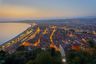 Blick von oben auf die nächtlich beleuchtete Stadt Nizza. Links die Strandpromenade und das Meer.