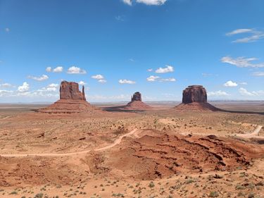 Die drei berühmten, sogenannten Buttes des Monument Valley; durch Erosion geprägte Felsen mitten in der Wüste.