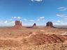 Die drei berühmten, sogenannten Buttes des Monument Valley; durch Erosion geprägte Felsen mitten in der Wüste.