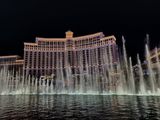 Das Bellagio und sein berühmter Springbrunnen bei Nacht. Alle 15min gibt es eine Show.
