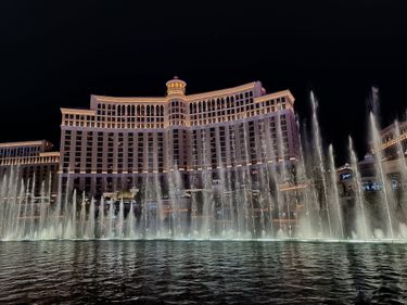 Das Bellagio und sein berühmter Springbrunnen bei Nacht. Alle 15min gibt es eine Show.