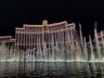 Das Bellagio und sein berühmter Springbrunnen bei Nacht. Alle 15min gibt es eine Show.