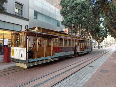 Zwei leere Cable Cars warten auf Gäste