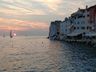 Ein Sonnenuntergang von der Altstadt von Rovinj aus gesehen