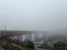 Der Blick von der Nordseite in den dichten Nebel. Am rechten Bildrand sollte man eigentlich den ersten Brückenträger sehen.